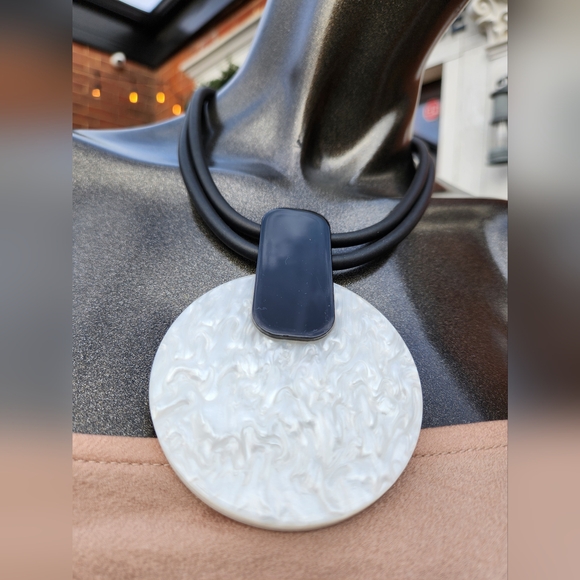 Reversible Black and White Statement Necklace - Picture 4 of 16